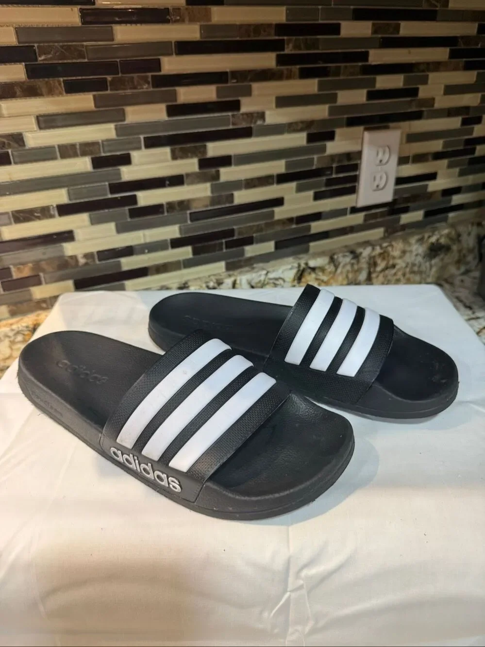 Adidas Unisex  Adilette Comfort Slides in black/White Sz 10 Men’s